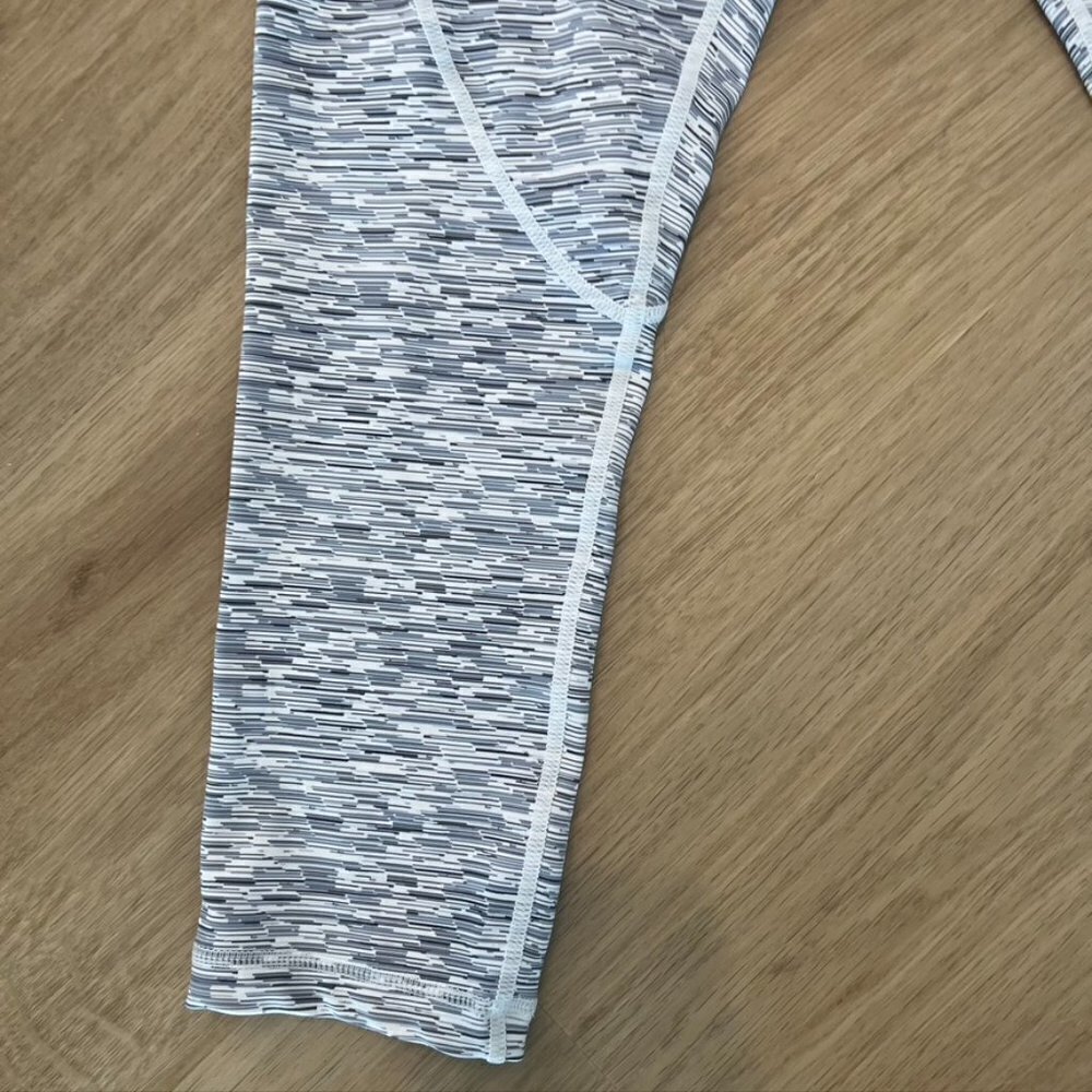 ** Zyia Leggings Womens 4 Gray Active Level Light n Tight Capri Cropped Pockets - Picture 2 of 11